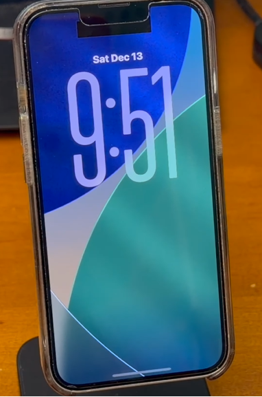 Customized Always-On Display lock screen
