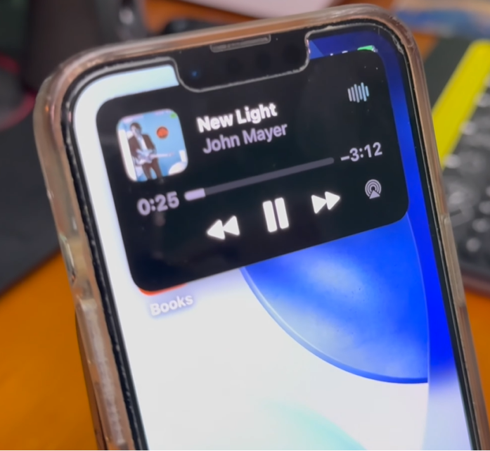 Default Dynamic Island notch overlap view